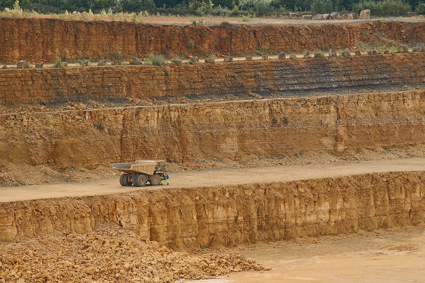 Carrière d'extraction d'argile à ciel ouvert