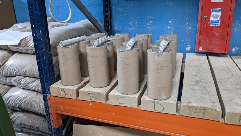 Éprouvettes béton réalisées dans des moules cartons cylindriques 11x22, marquées avec un ensemble de renseignements concernant leur fabrication.
